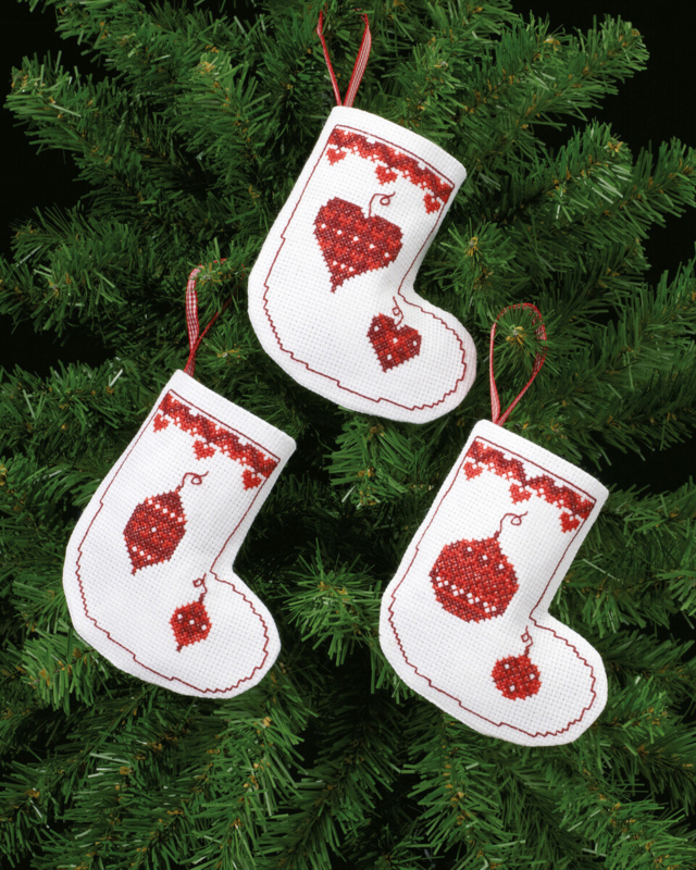 Embroidery Kit Christmas ornaments hearts & balls 11 x 12 cm / 4.33 x 4.72 in